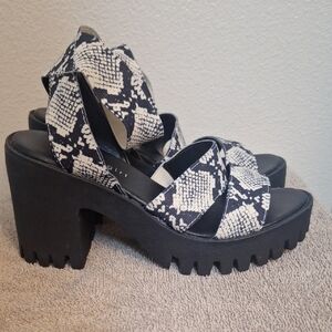 Madden Girls Soho Black and White Platform Sandals 6.5